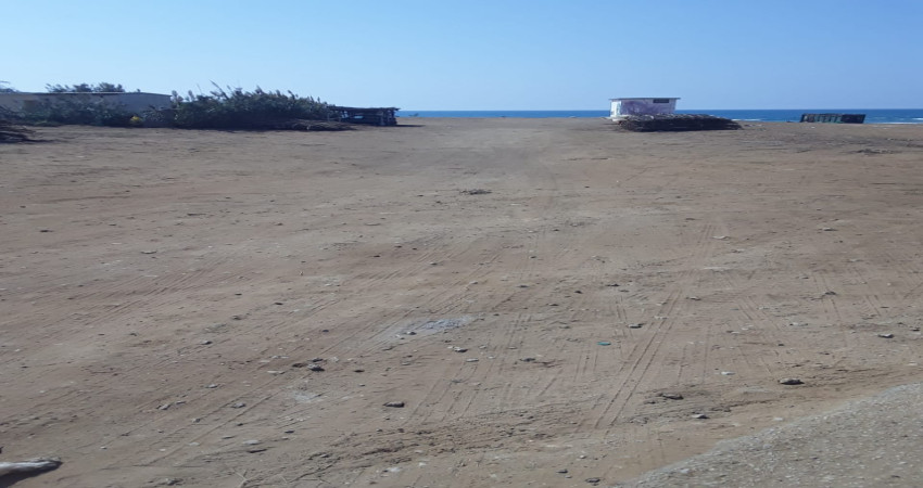 أرض ساحرة للبيع على شاطئ البحر