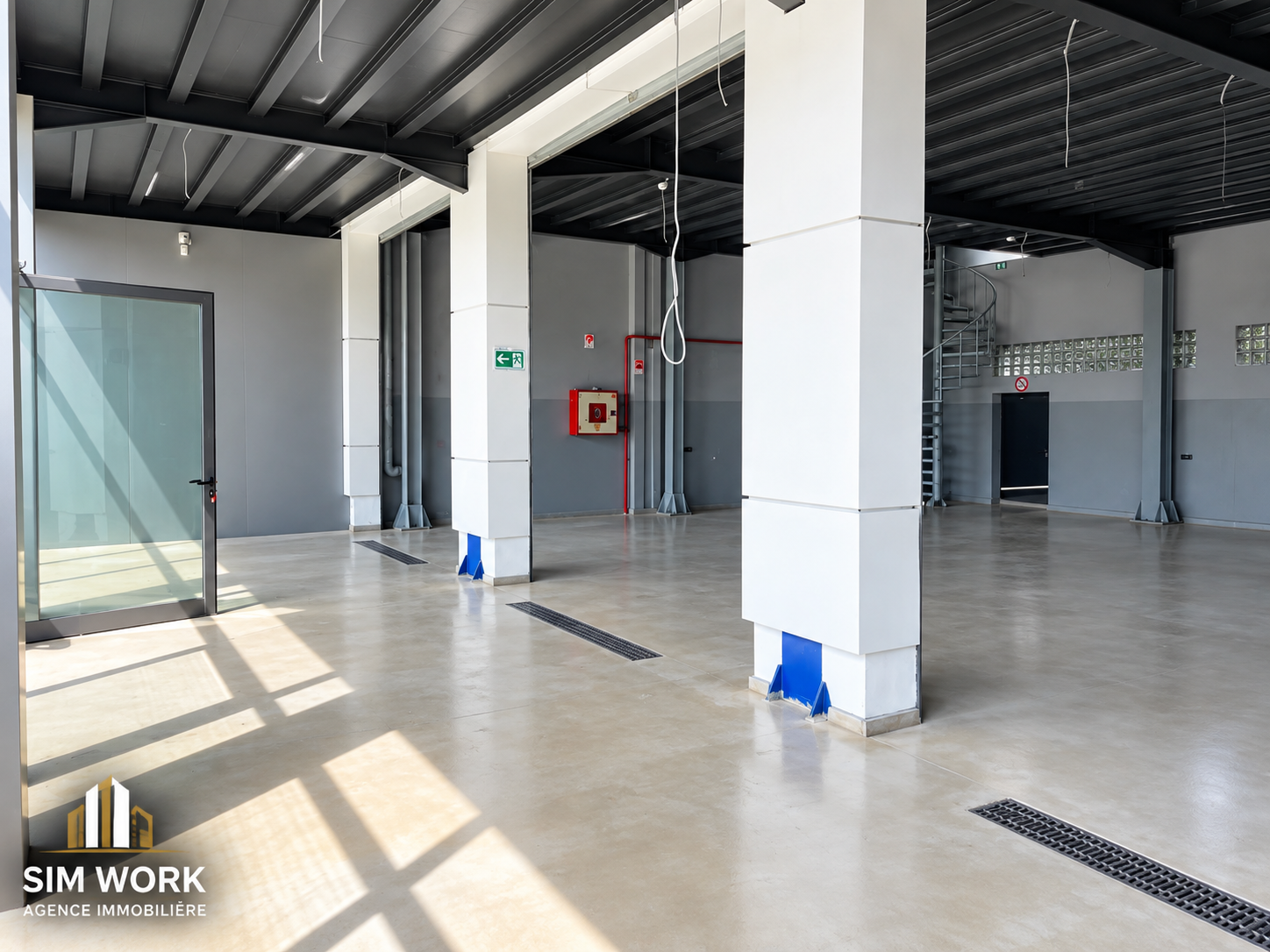 Local commercial / showroom de 457 m² à louer – Zone Logistique Gzenaya, Tanger | Façade Route de Rabat